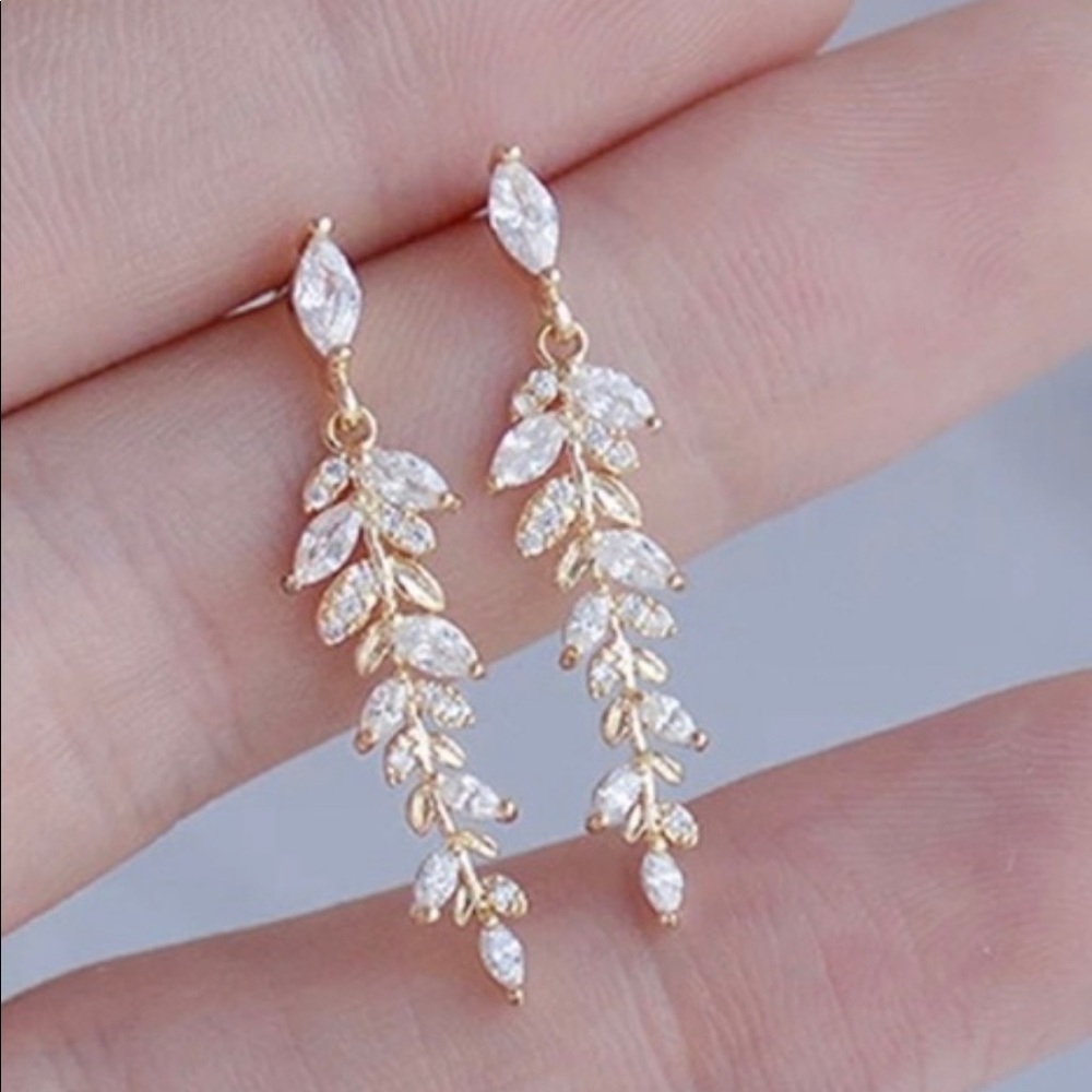 New 18k Gold Diamond Leaves Earrings